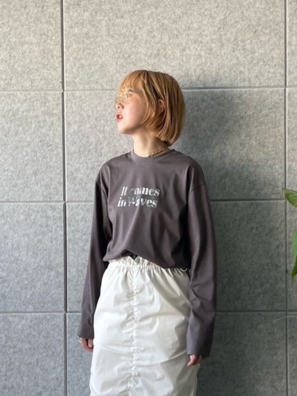 「春夏コーデ、休日スタイル、お出かけコーデ、ロンT、ロンTコーデ、タイトスカート、タイトスカートコーデ、プリントT、160cm台コーデ、160cm」｜「GALLESTのシャーリングナイロンスカート（スカート、ホワイト系）」を使った、GALLEST  OFFICIALさん（レディース・160cm）の春コーディネートの5枚目の写真