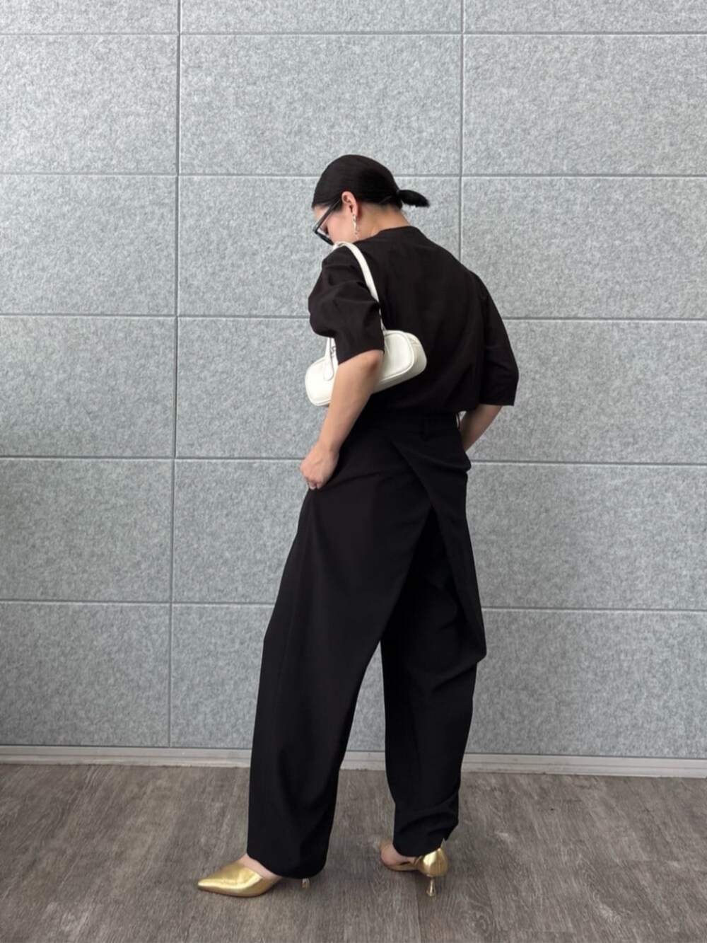 ブラック系のその他パンツ、ブラック系のシャツ/ブラウスを着用したレディースの夏コーディネートの4枚目の写真