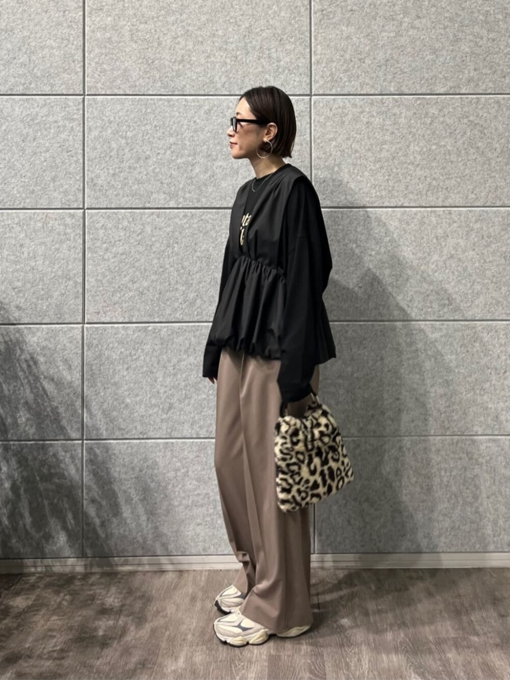 ブラウン系のハンドバッグ、ブラウン系のハンドバッグ、ブラック系のTシャツ/カットソーを着用したレディースの秋コーディネートの2枚目の写真