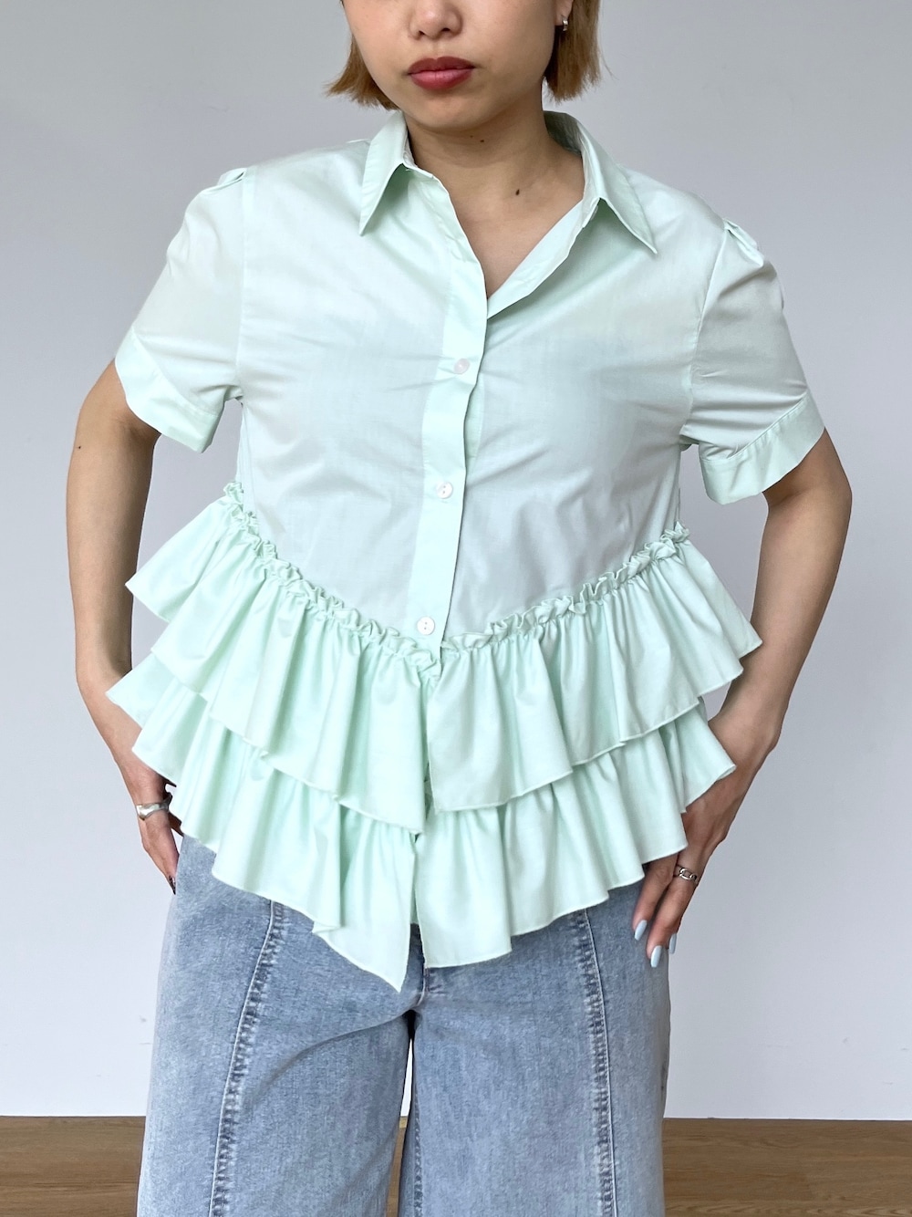 グリーン系のサンダル、ブルー系のデニムパンツ、グリーン系のシャツ/ブラウスを着用したレディースの春コーディネートの5枚目の写真