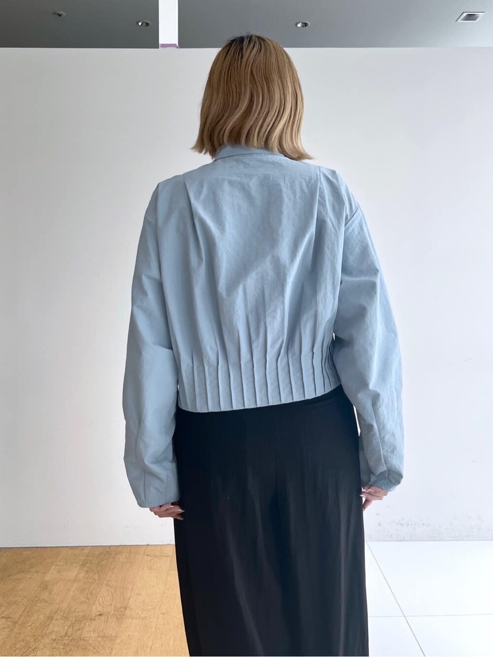ブルー系のシャツ/ブラウス、ブラック系のその他パンツ、ブラック系のサンダルを着用したレディースの春コーディネートの7枚目の写真