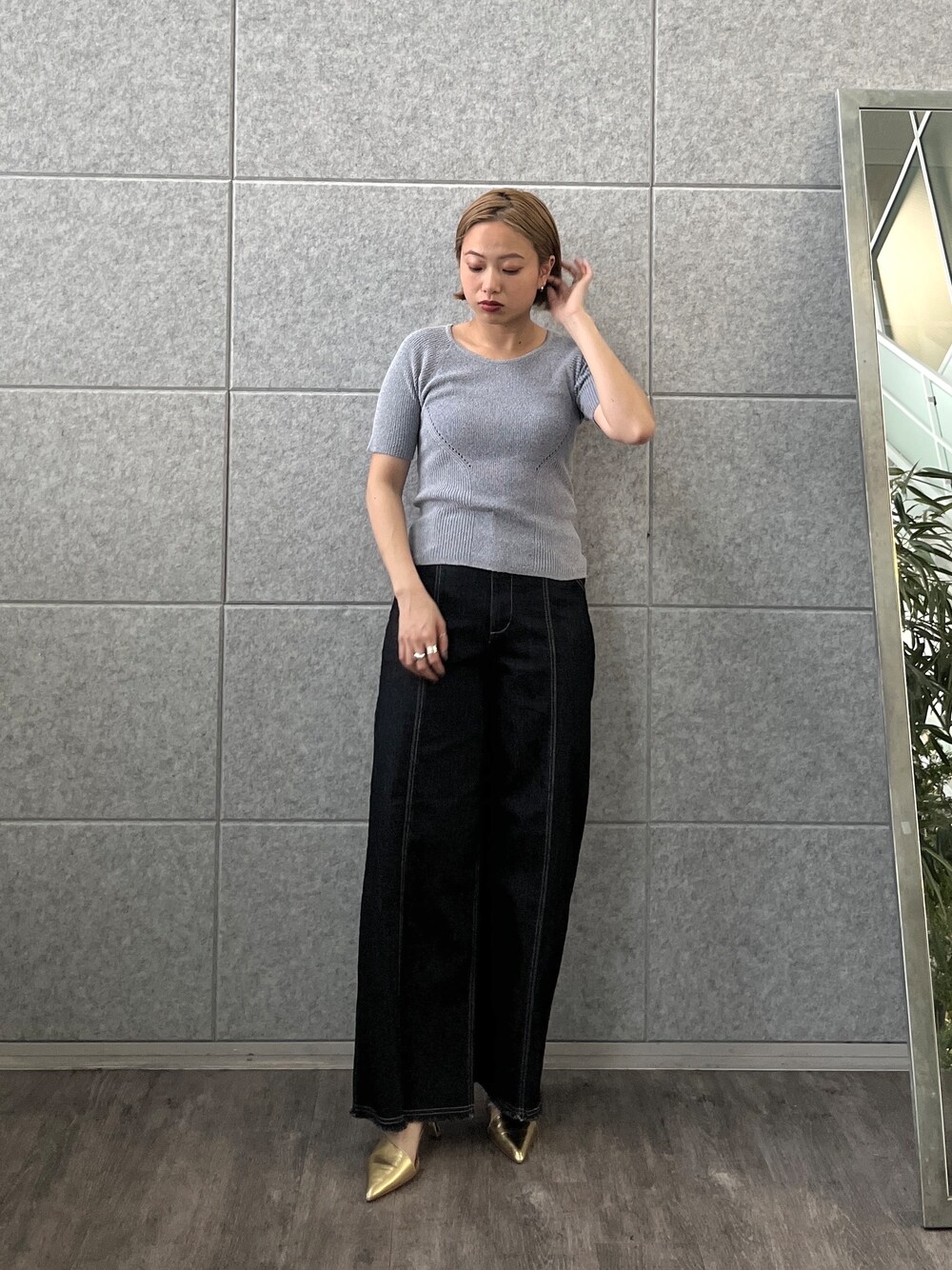 ブルー系のデニムパンツ、ブルー系のニット/セーターを着用したレディースの春コーディネートの8枚目の写真