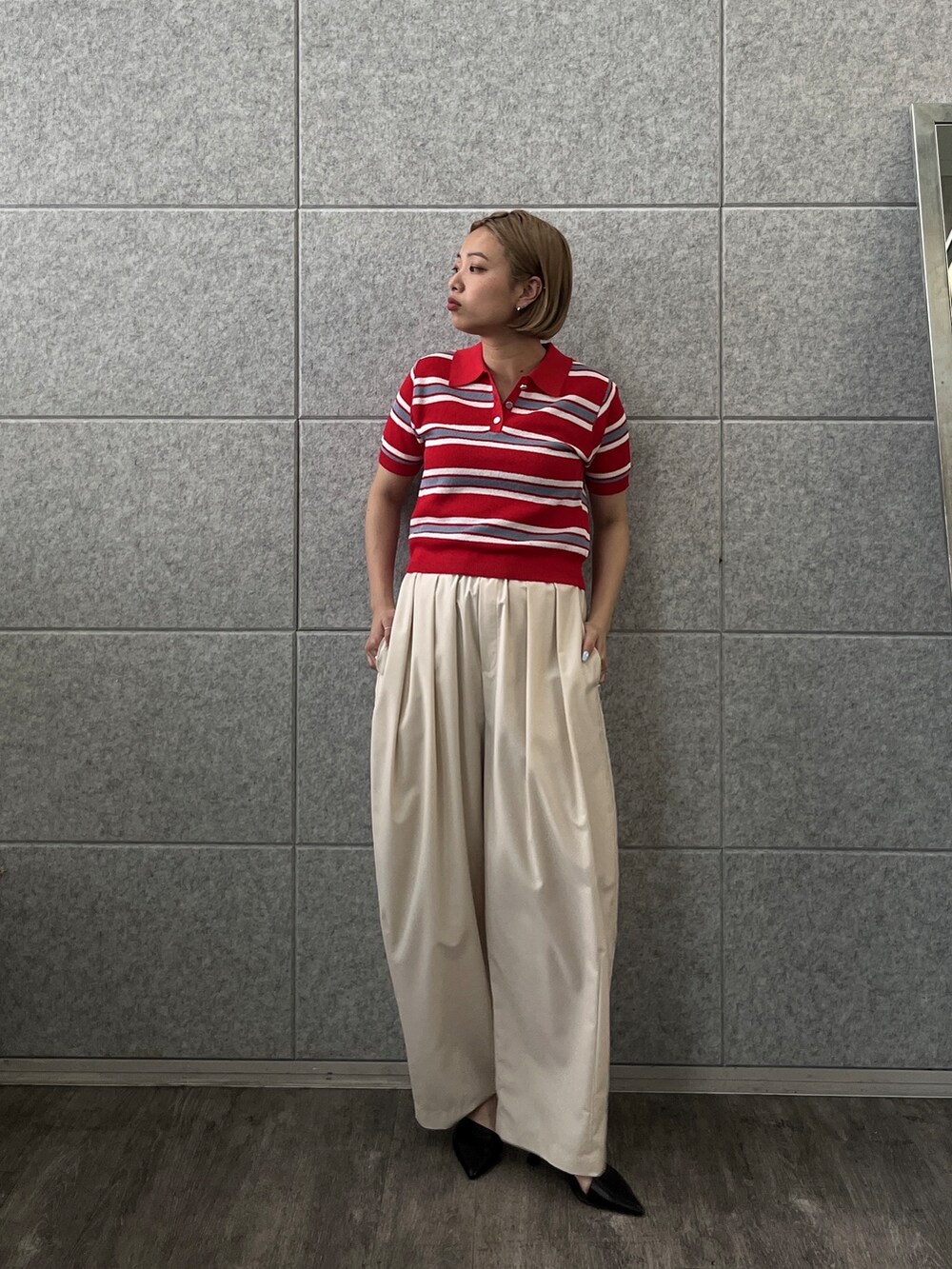 ホワイト系のその他パンツ、レッド系のニット/セーターを着用したレディースの春コーディネートの7枚目の写真
