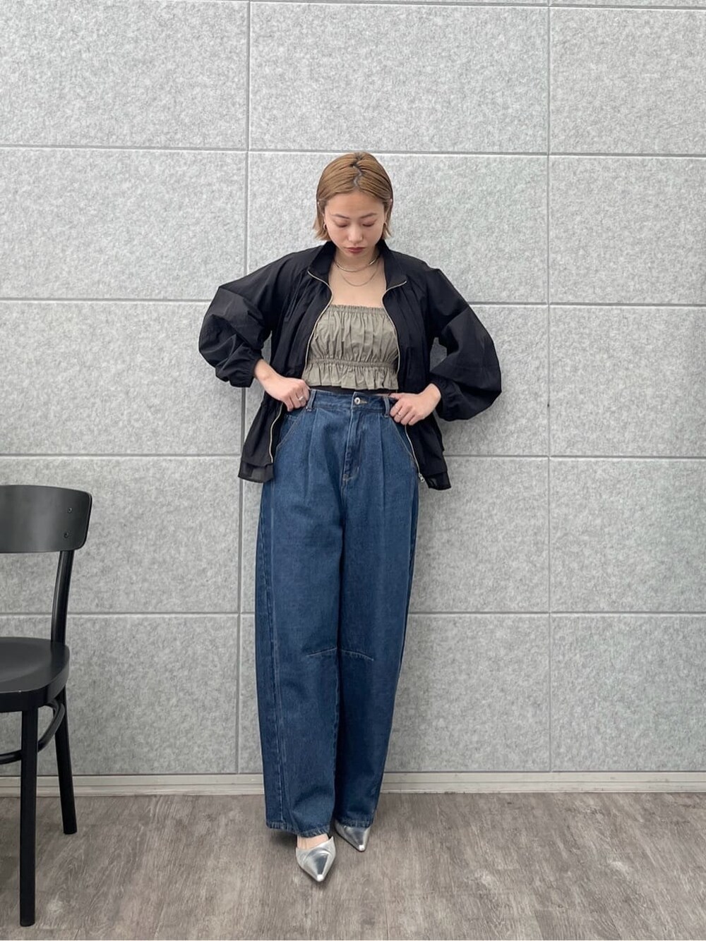 ブラック系のブルゾン、グリーン系のシャツ/ブラウス、ブルー系のデニムパンツを着用したレディースの冬コーディネートの2枚目の写真