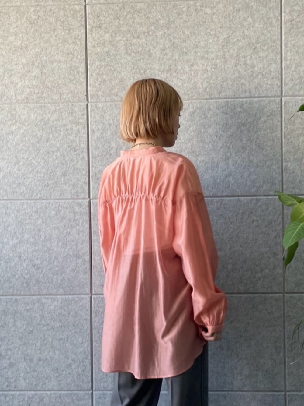グレー系のその他パンツ、オレンジ系のシャツ/ブラウスを着用したレディースの春コーディネートの4枚目の写真