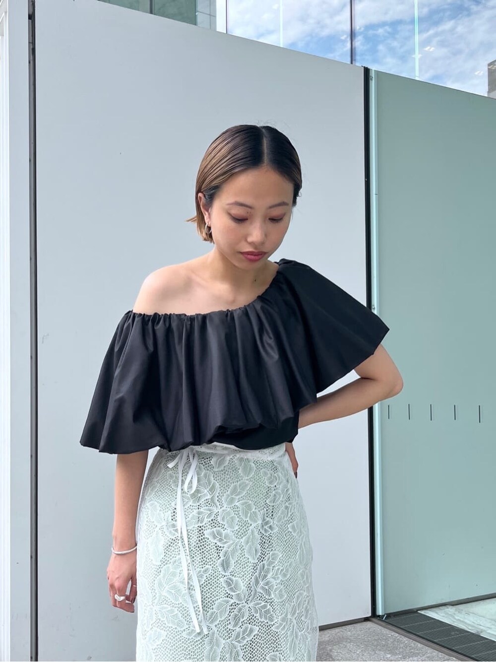 ブラック系のシャツ/ブラウス、ホワイト系のスカート、グリーン系のその他パンツを着用したレディースの夏コーディネートの6枚目の写真
