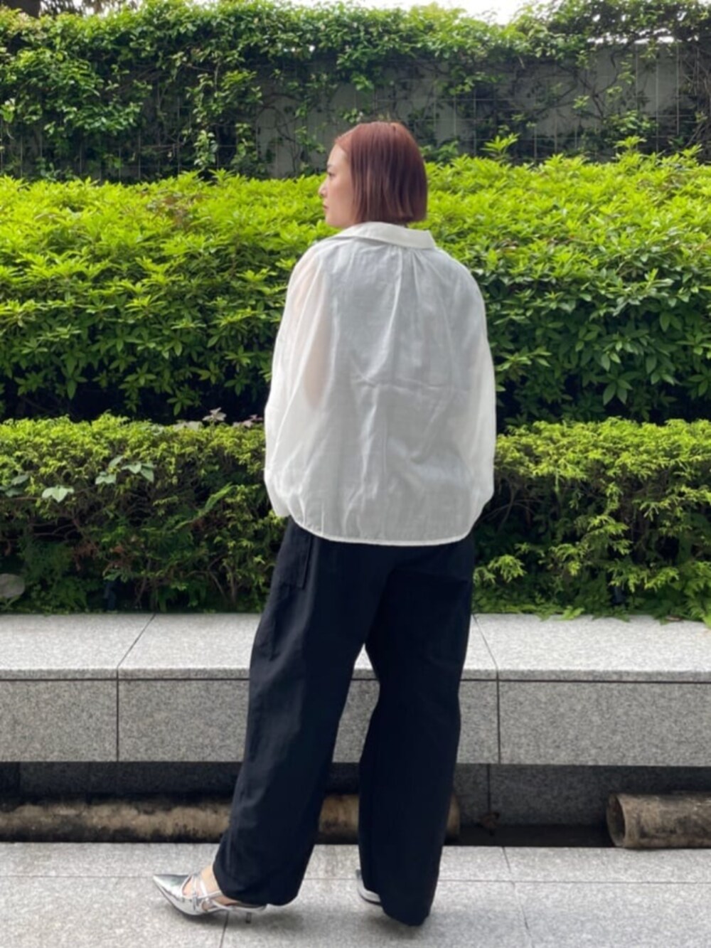 ホワイト系のシャツ/ブラウス、ブラック系のサロペット/オーバーオールを着用したレディースの夏コーディネートの3枚目の写真