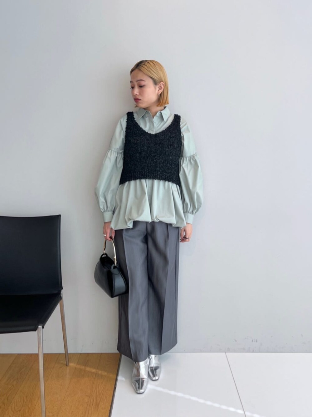 グレー系のその他パンツ、ブラック系のベスト、グリーン系のシャツ/ブラウスを着用したレディースの冬コーディネートの2枚目の写真