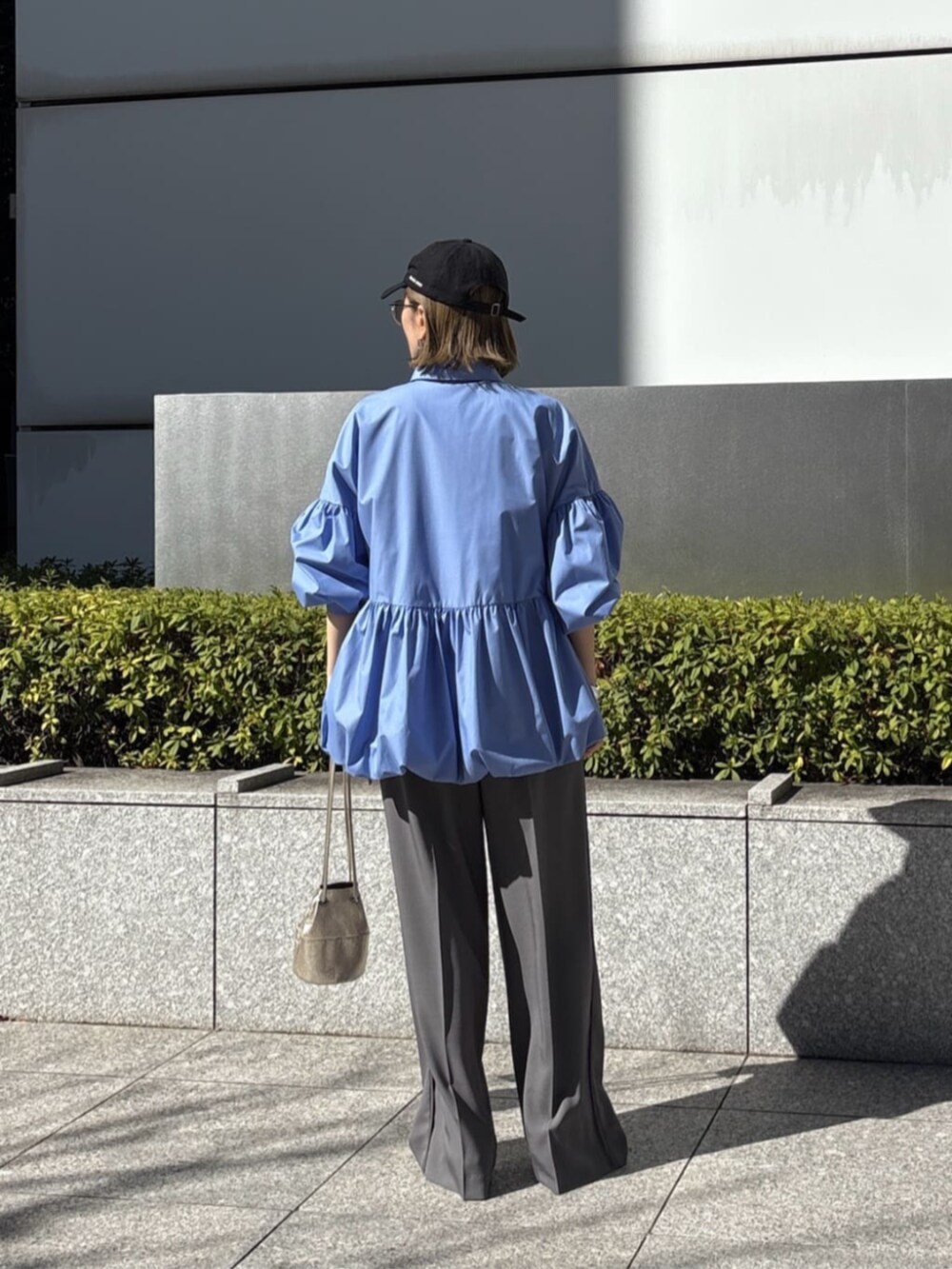 グレー系のその他パンツ、ブルー系のシャツ/ブラウスを着用したレディースの春コーディネートの2枚目の写真