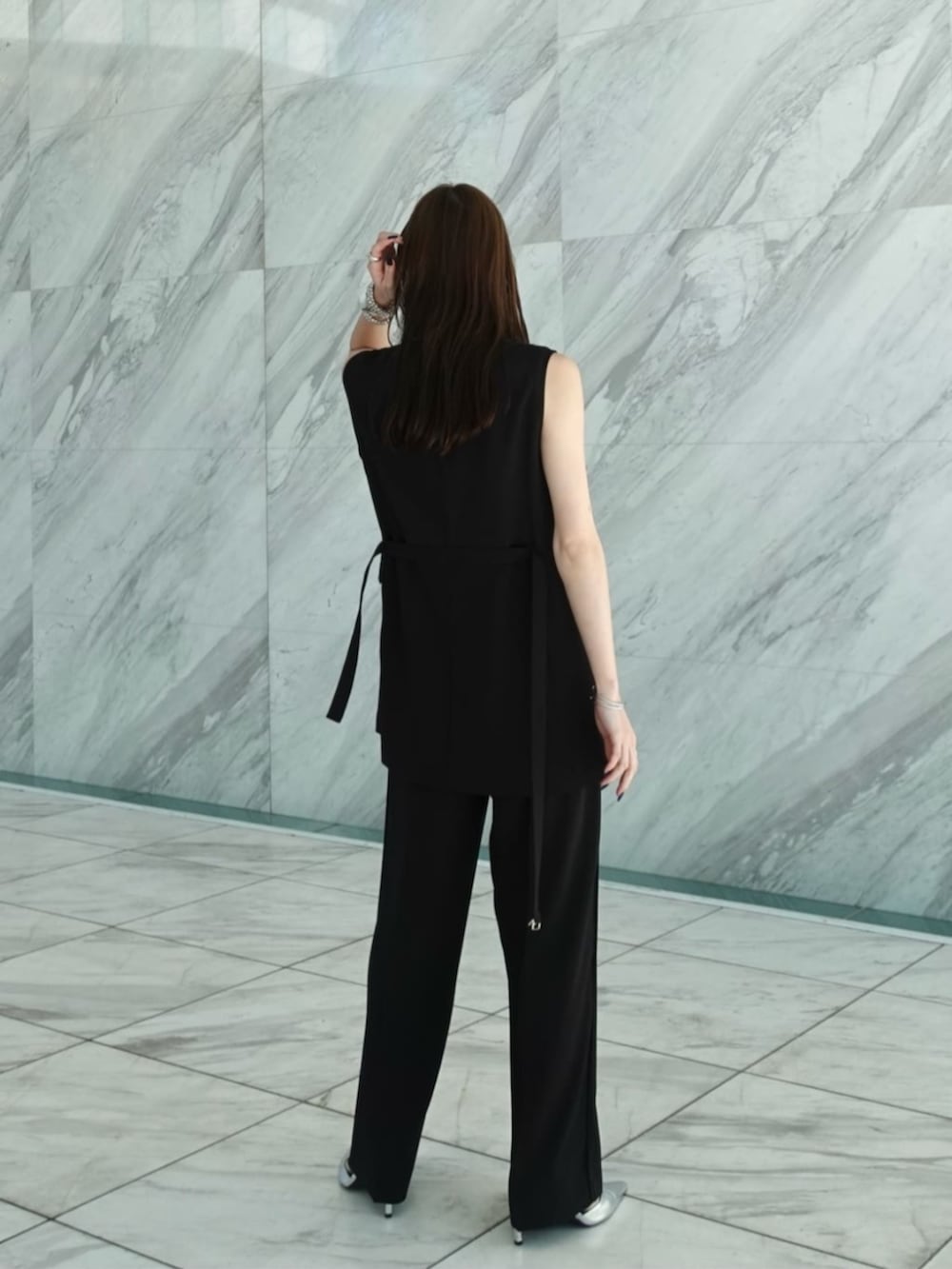 ブラック系のその他パンツ、ブラック系のベストを着用したレディースの春コーディネートの4枚目の写真