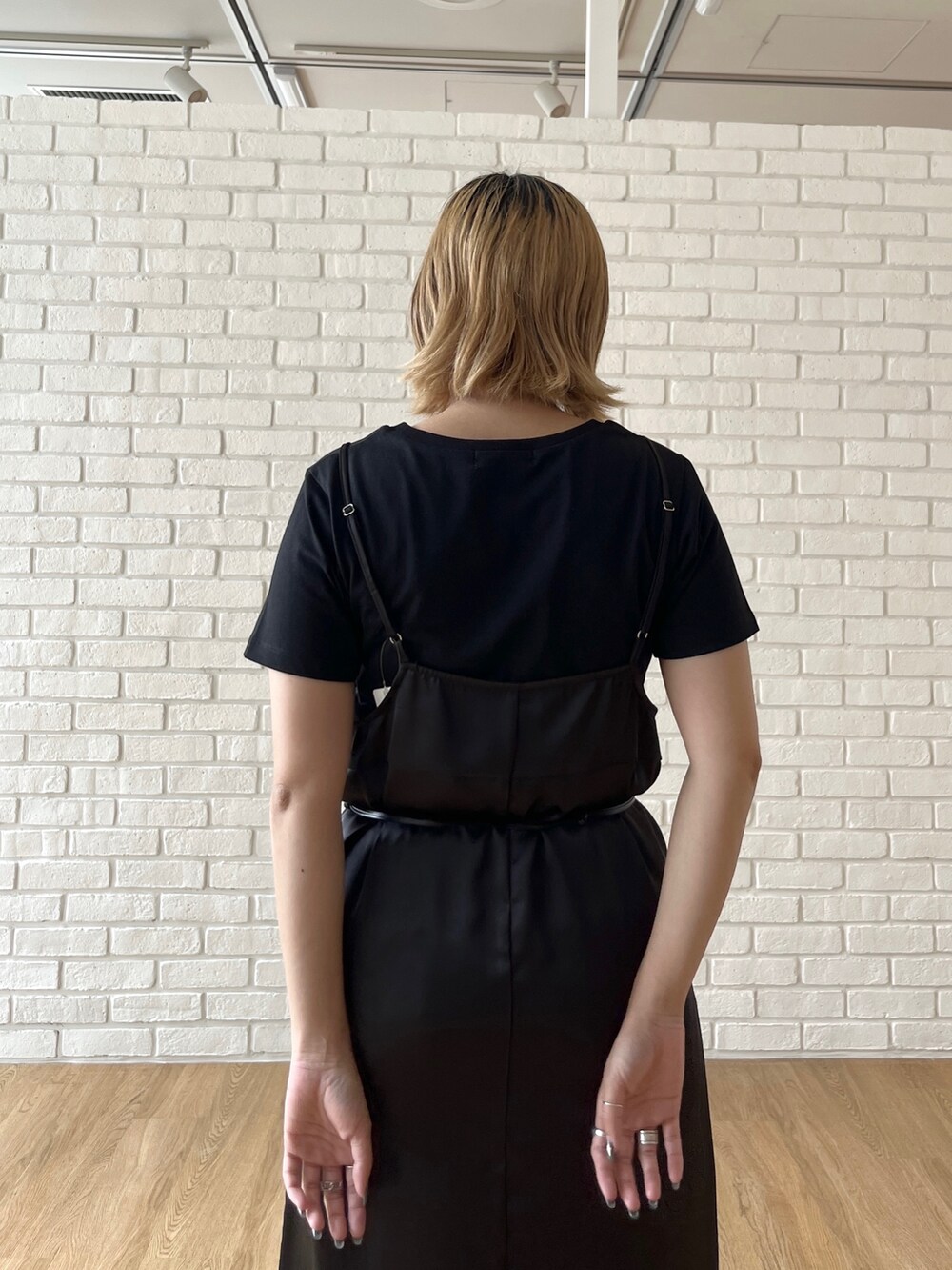 ブラック系のワンピース、ブラック系のTシャツ/カットソー、ブラック系のその他パンツを着用したレディースの夏コーディネートの7枚目の写真