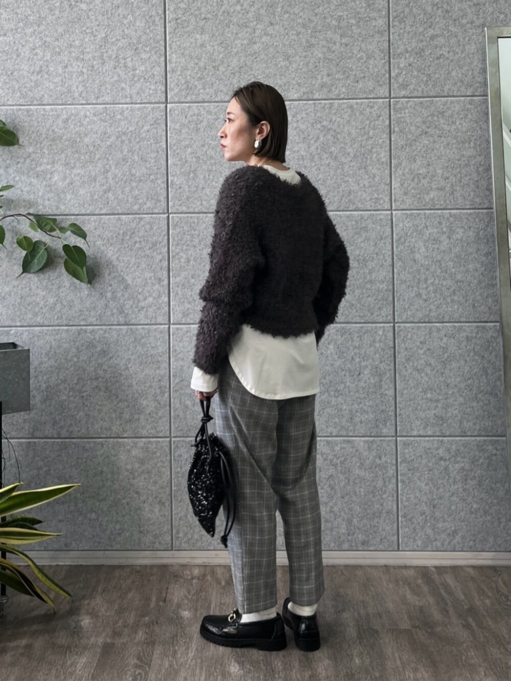 ホワイト系のTシャツ/カットソー、グレー系のカーディガン/ボレロ、グレー系のその他パンツを着用したレディースの冬コーディネートの3枚目の写真