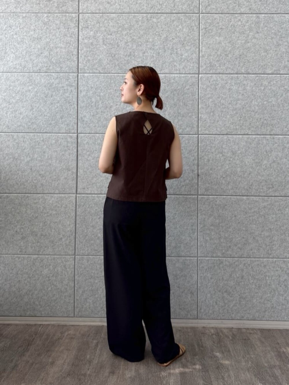 ブラック系のその他パンツ、ブラウン系のシャツ/ブラウスを着用したレディースの夏コーディネートの3枚目の写真