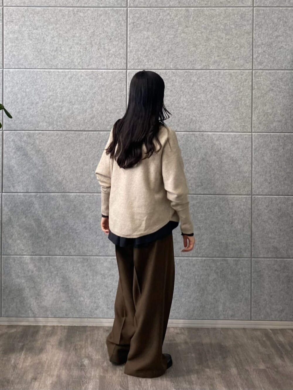 ベージュ系のニット/セーター、ブラウン系のその他パンツ、ブラック系のシャツ/ブラウスを着用したレディースの冬コーディネートの2枚目の写真