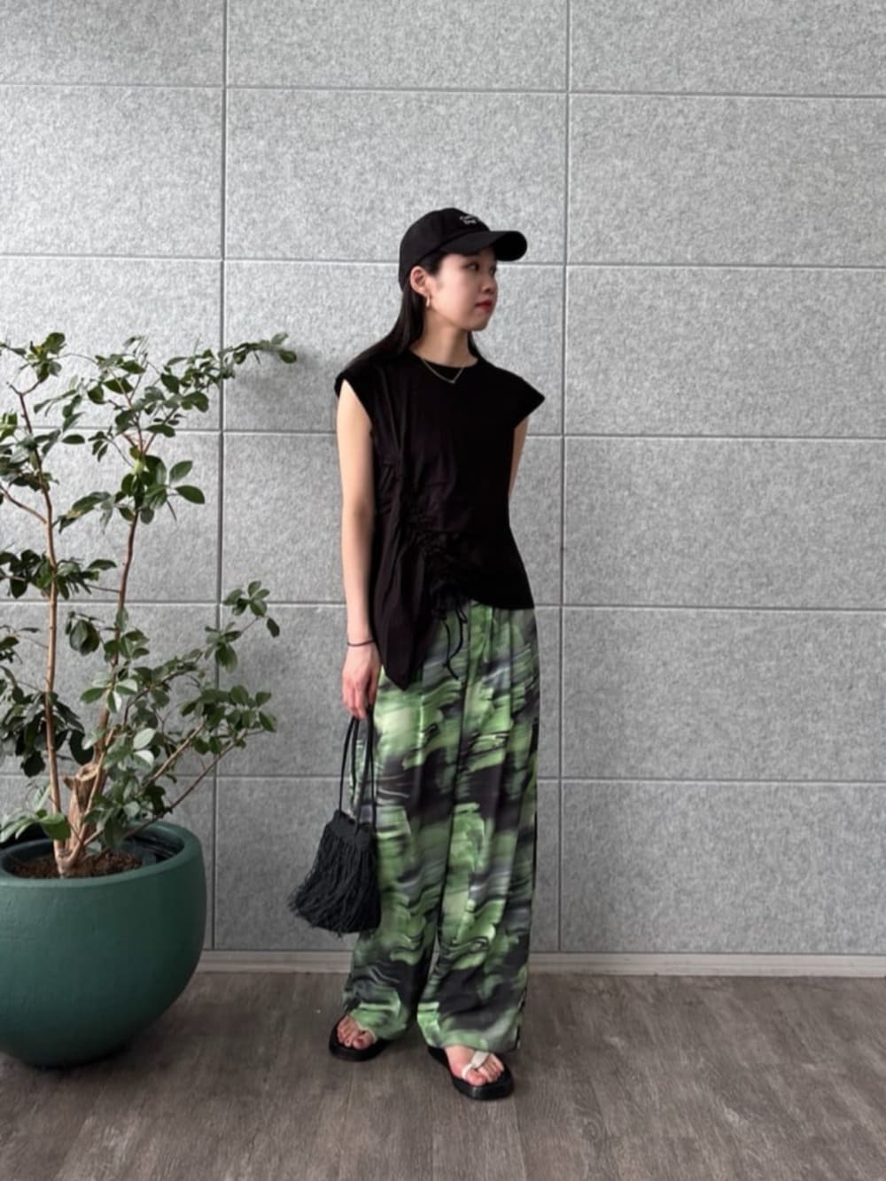 ブラック系のTシャツ/カットソー、グリーン系のその他パンツを着用したレディースの夏コーディネートの4枚目の写真