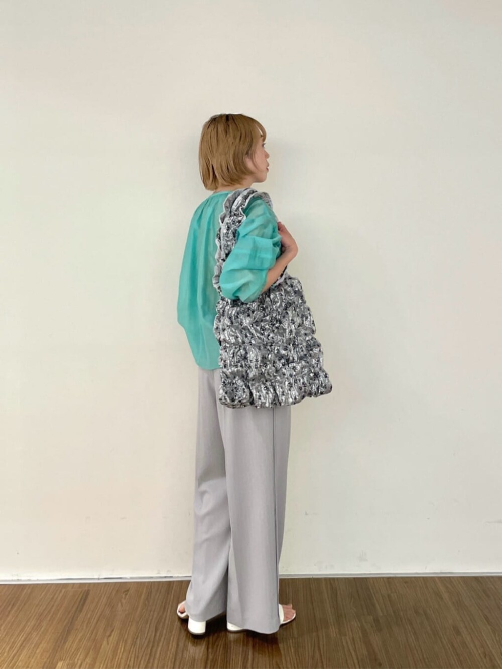 グレー系のその他パンツ、シルバー系のトートバッグ、グリーン系のシャツ/ブラウスを着用したレディースの春コーディネートの3枚目の写真