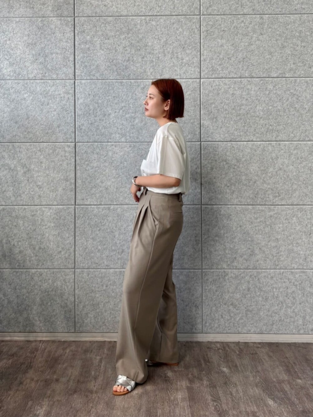 ホワイト系のTシャツ/カットソー、ベージュ系のその他パンツを着用したレディースの夏コーディネートの2枚目の写真