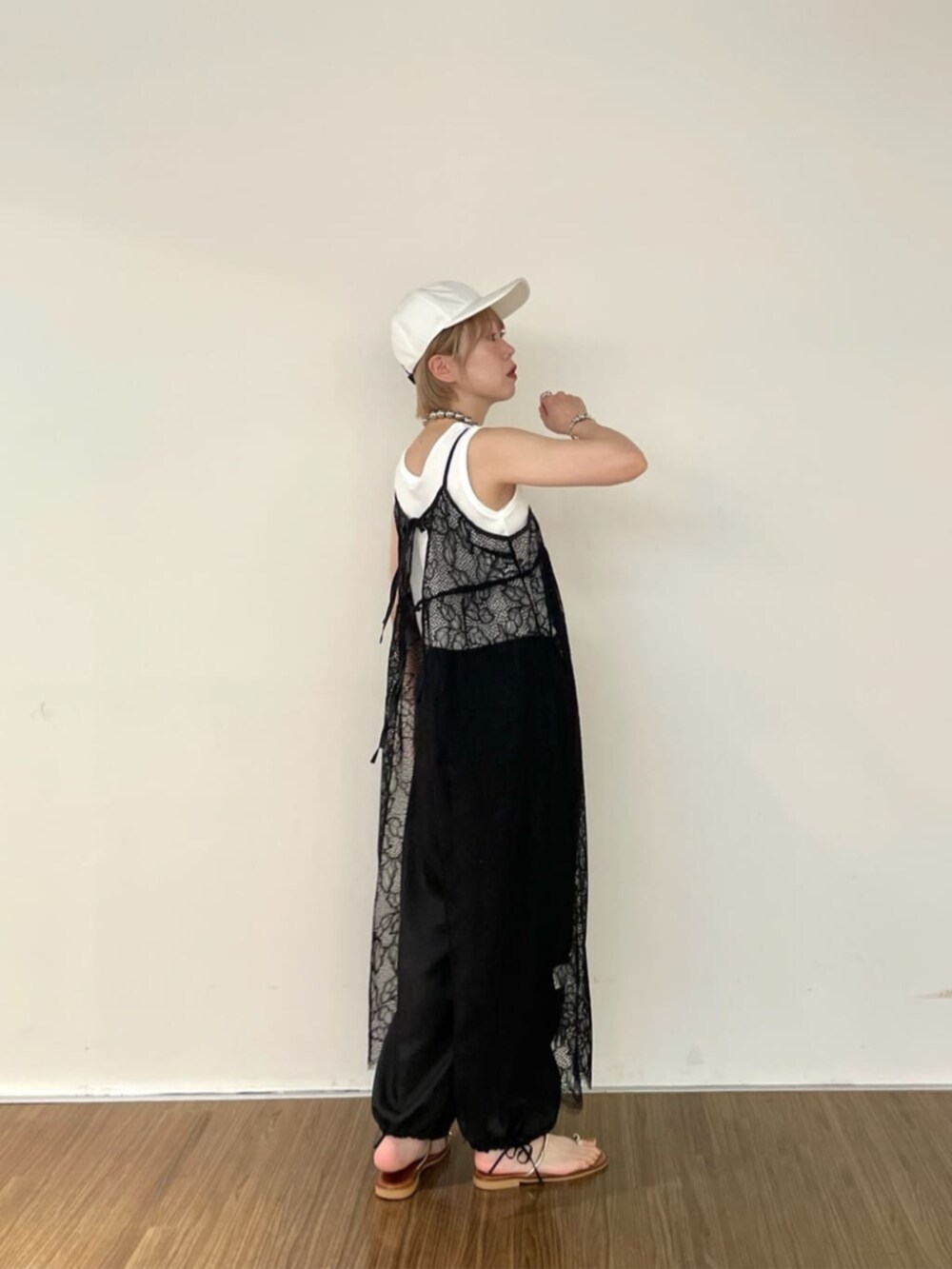 ホワイト系のタンクトップ、ブラック系のワンピース、ブラック系のその他パンツを着用したレディースの夏コーディネートの3枚目の写真