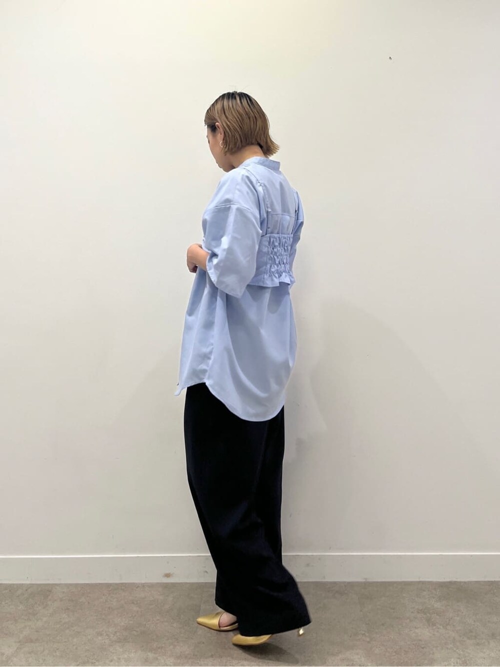 ブルー系のシャツ/ブラウス、ブラック系のその他パンツ、ブラック系のハンドバッグを着用したレディースの夏コーディネートの3枚目の写真