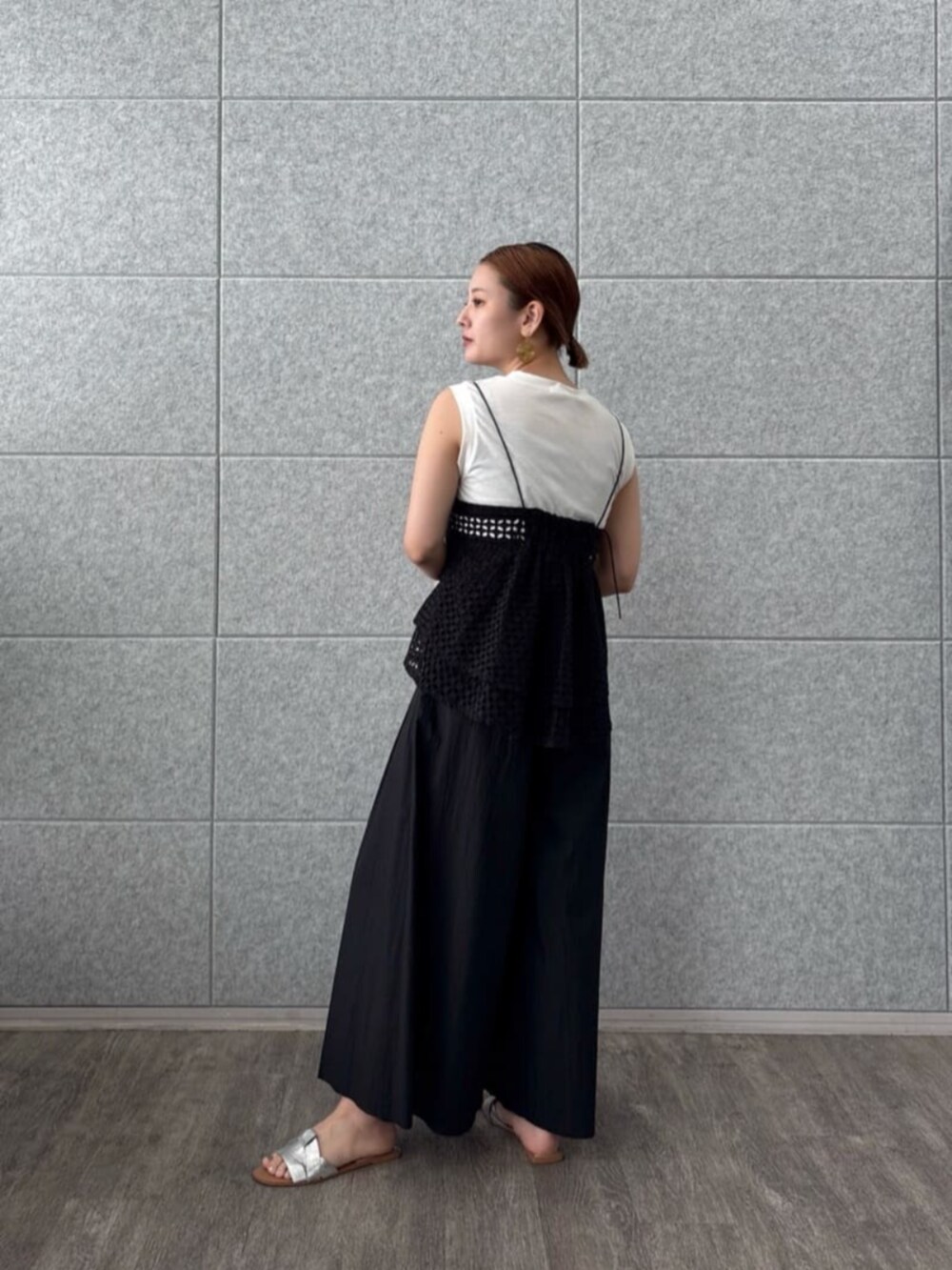 ブラック系のその他パンツ、ブラック系のTシャツ/カットソーを着用したレディースの夏コーディネートの3枚目の写真