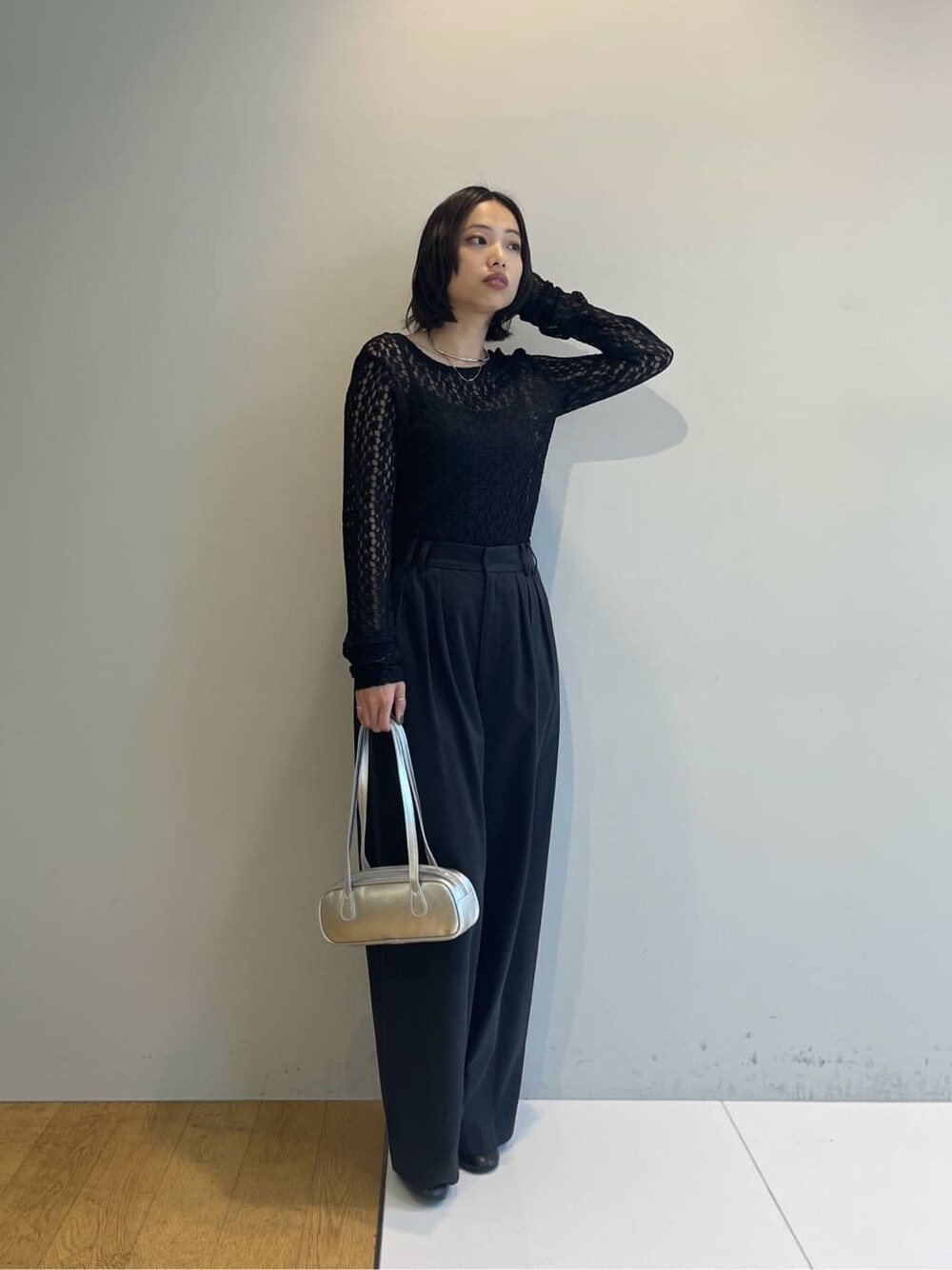 ブラック系のTシャツ/カットソー、ブラック系のその他パンツ、シルバー系のハンドバッグを着用したレディースの秋コーディネートの9枚目の写真