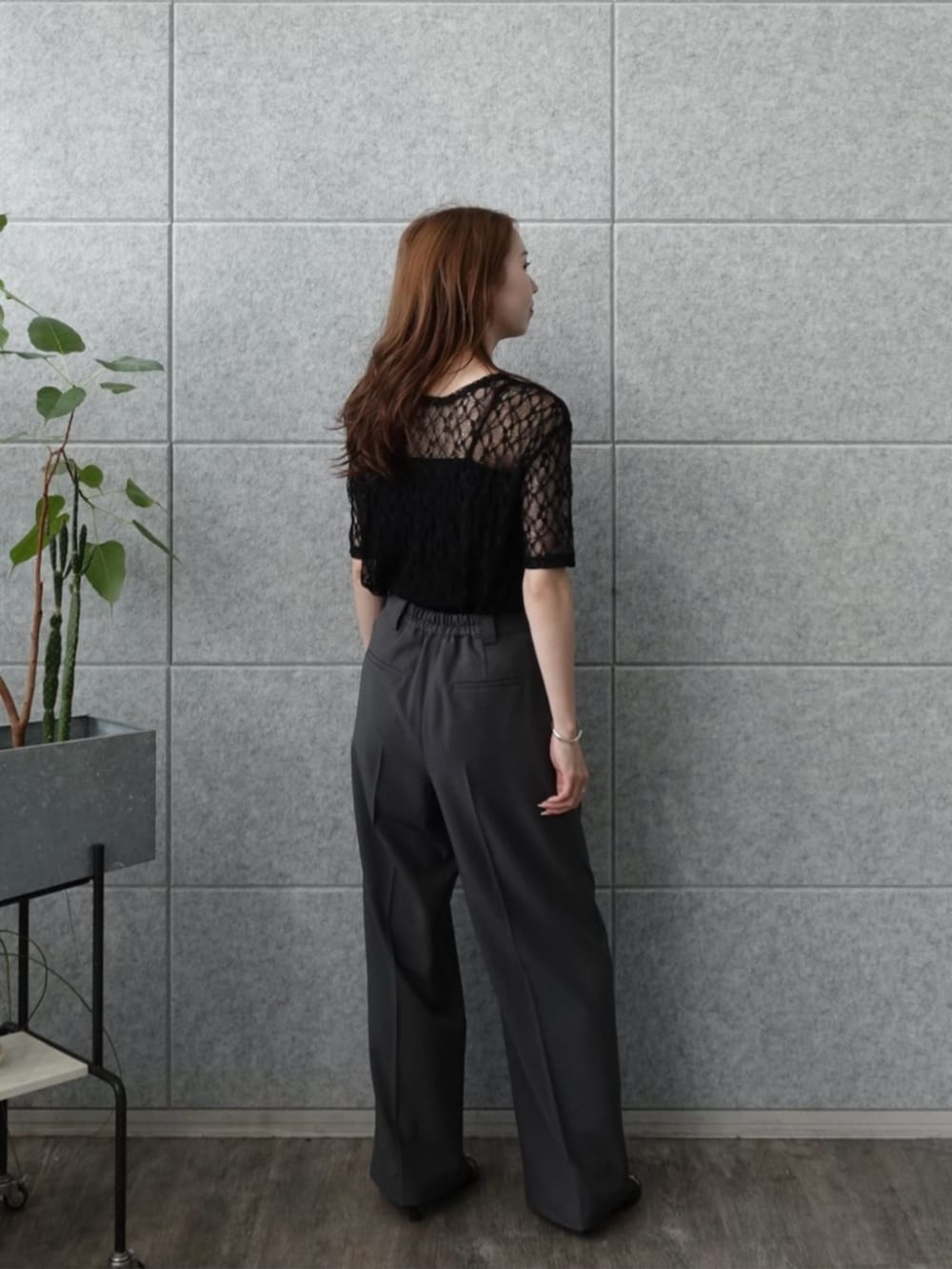 グレー系のその他パンツ、ブラック系のTシャツ/カットソーを着用したレディースの夏コーディネートの3枚目の写真