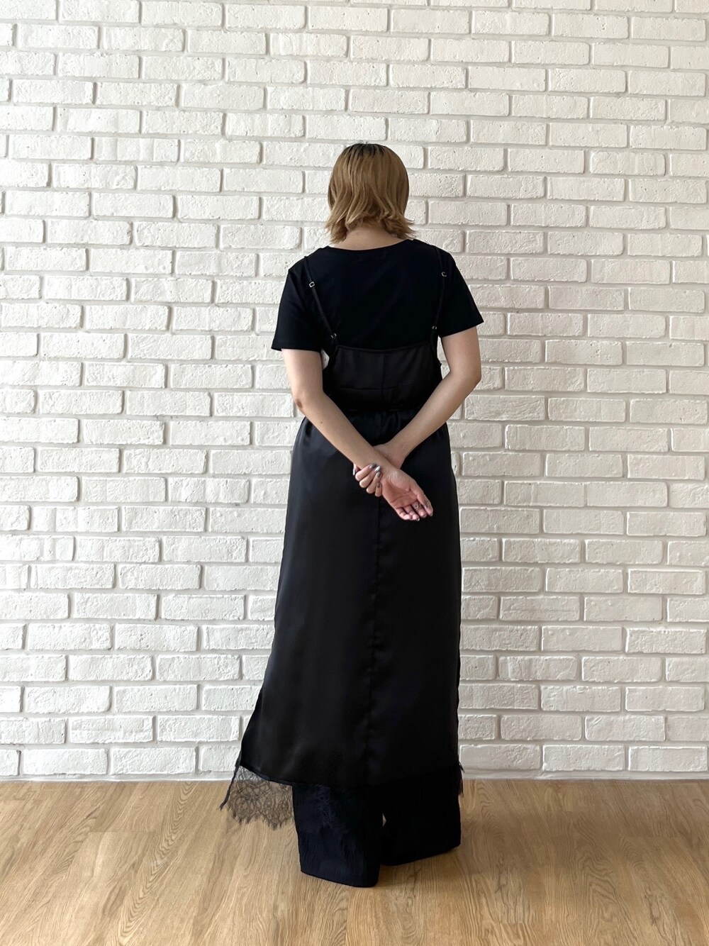 ブラック系のワンピース、ブラック系のTシャツ/カットソー、ブラック系のその他パンツを着用したレディースの夏コーディネートの4枚目の写真