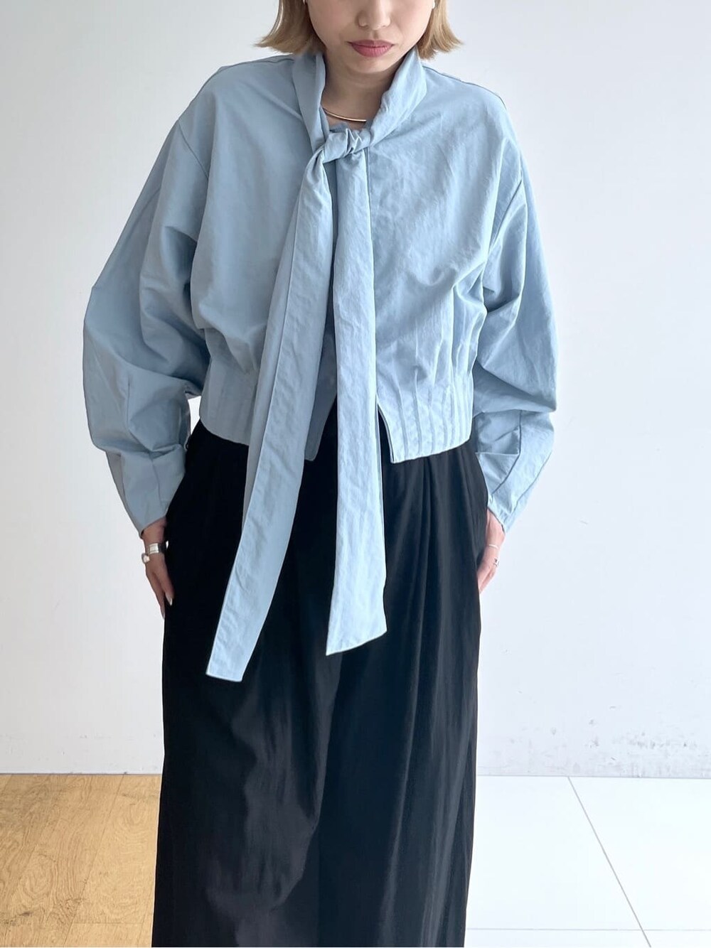ブルー系のシャツ/ブラウス、ブラック系のその他パンツ、ブラック系のサンダルを着用したレディースの春コーディネートの5枚目の写真