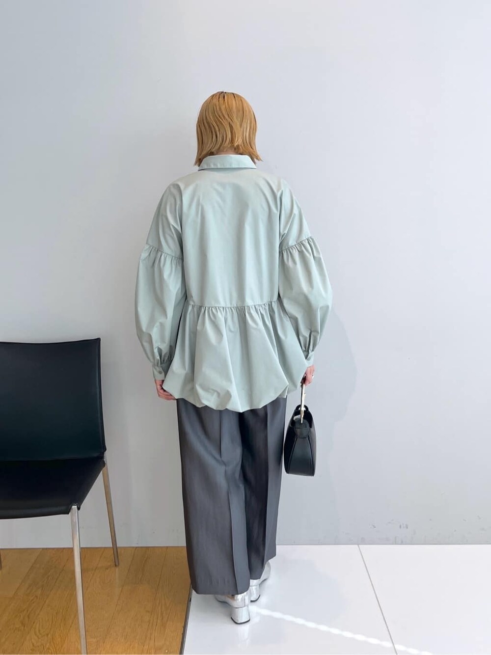 グリーン系のシャツ/ブラウス、グレー系のその他パンツを着用したレディースの春コーディネートの4枚目の写真