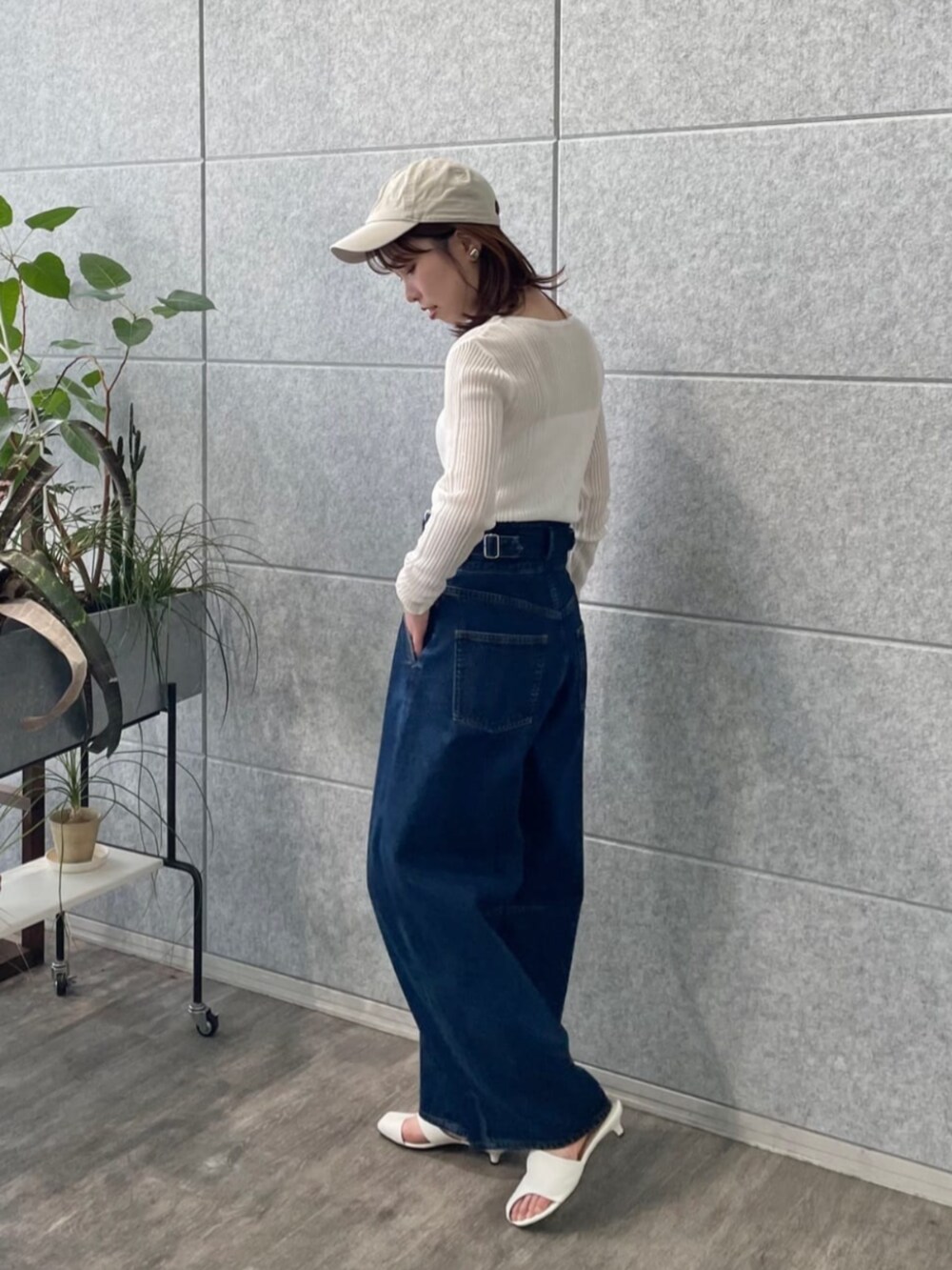 ホワイト系のニット/セーター、ブルー系のデニムパンツを着用したレディースの春コーディネートの2枚目の写真