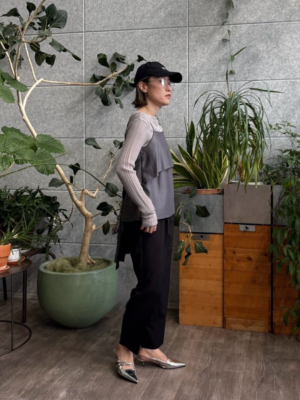 グレー系のニット/セーター、グレー系のタンクトップ、ブラック系のその他パンツを着用したレディースの春コーディネートの2枚目の写真