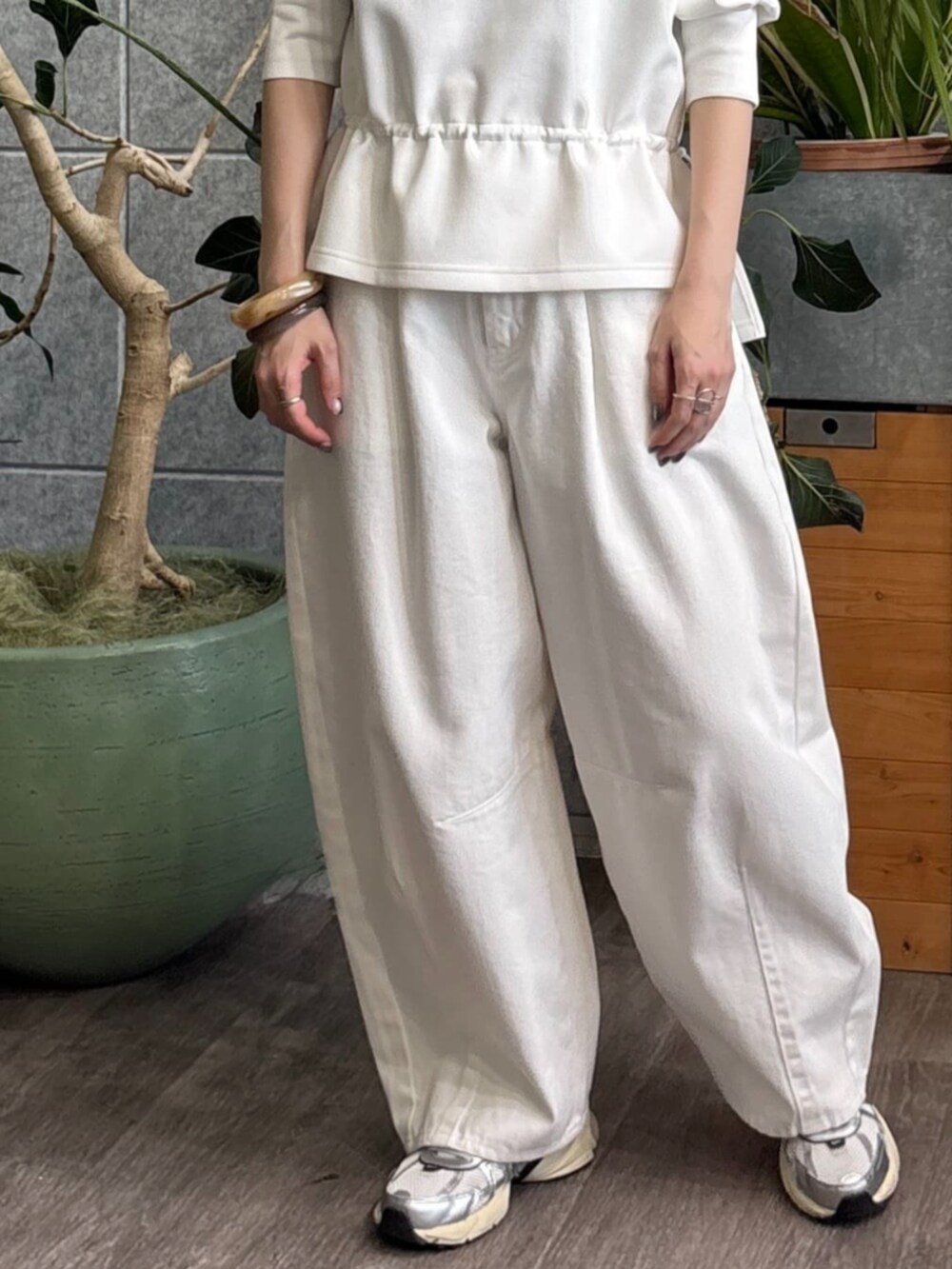 ホワイト系のデニムパンツ、ホワイト系のTシャツ/カットソーを着用したレディースの春コーディネートの4枚目の写真