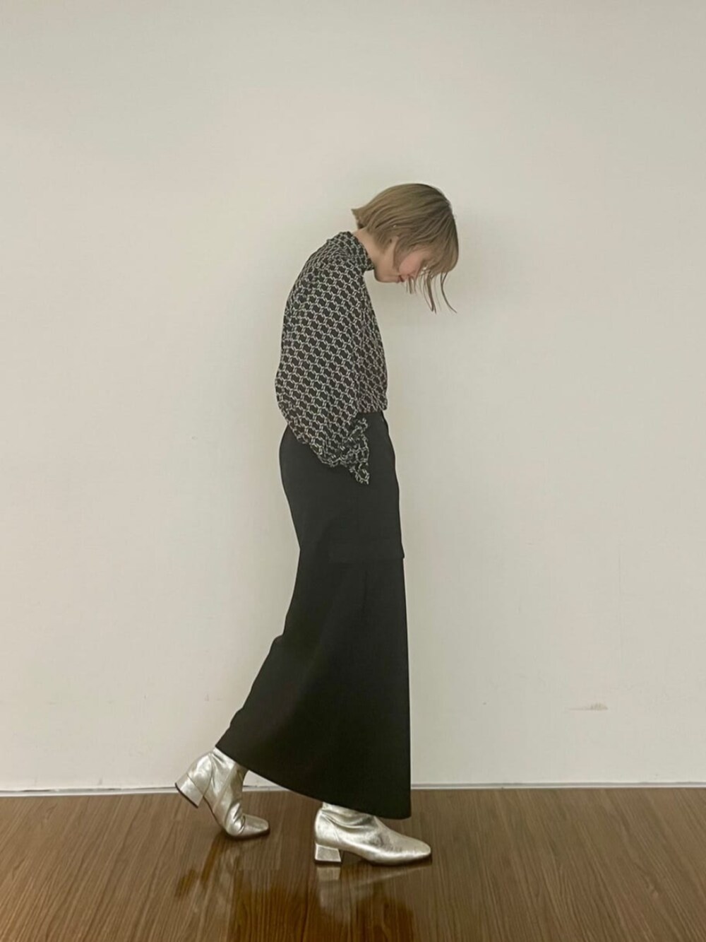 ブラック系のスカート、ブラック系のシャツ/ブラウスを着用したレディースの秋コーディネートの4枚目の写真