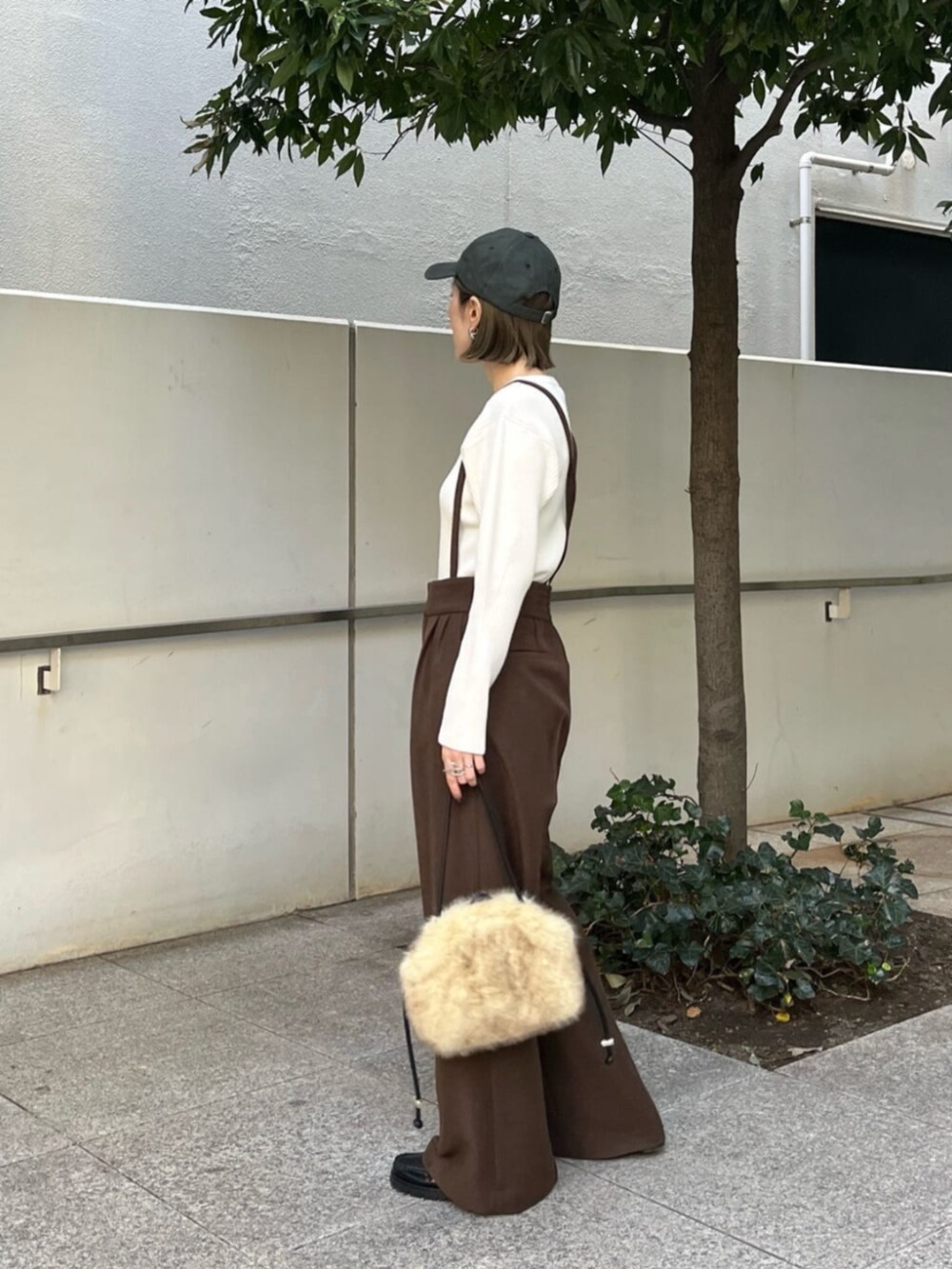 ブラウン系のその他パンツ、ホワイト系のニット/セーターを着用したレディースの冬コーディネートの2枚目の写真