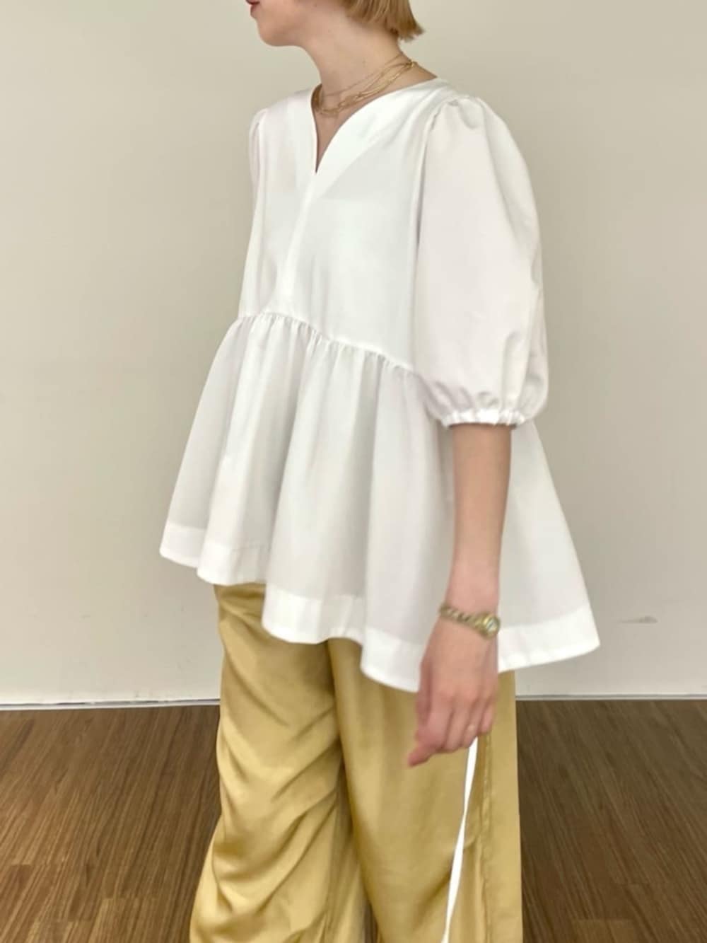 ベージュ系のその他パンツ、ホワイト系のTシャツ/カットソー、グリーン系のキャップを着用したレディースの夏コーディネートの3枚目の写真