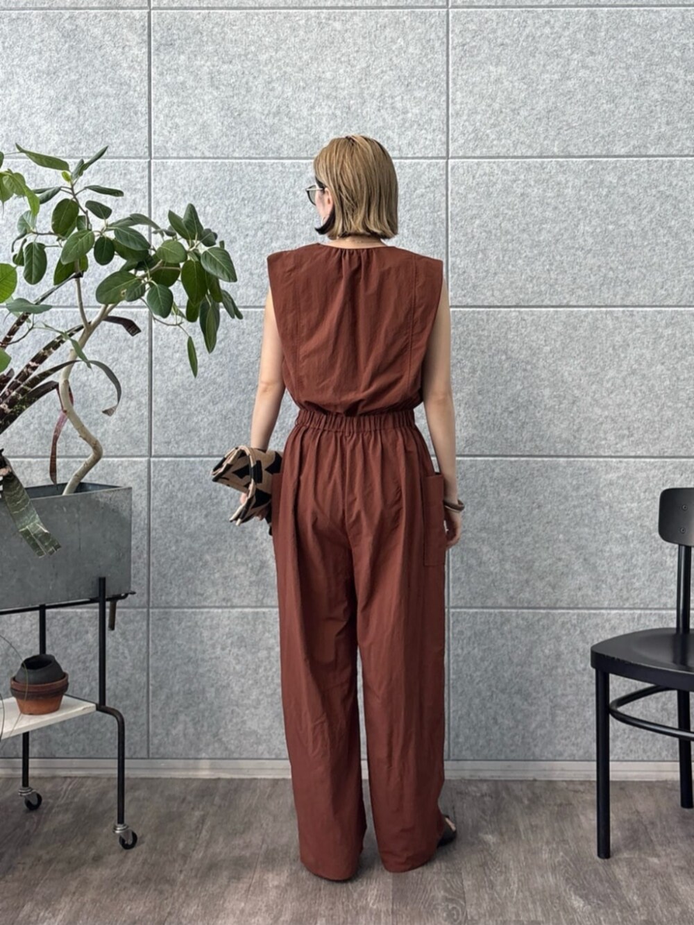 ブラウン系のサロペット/オーバーオール、ベージュ系のトートバッグを着用したレディースの夏コーディネートの4枚目の写真