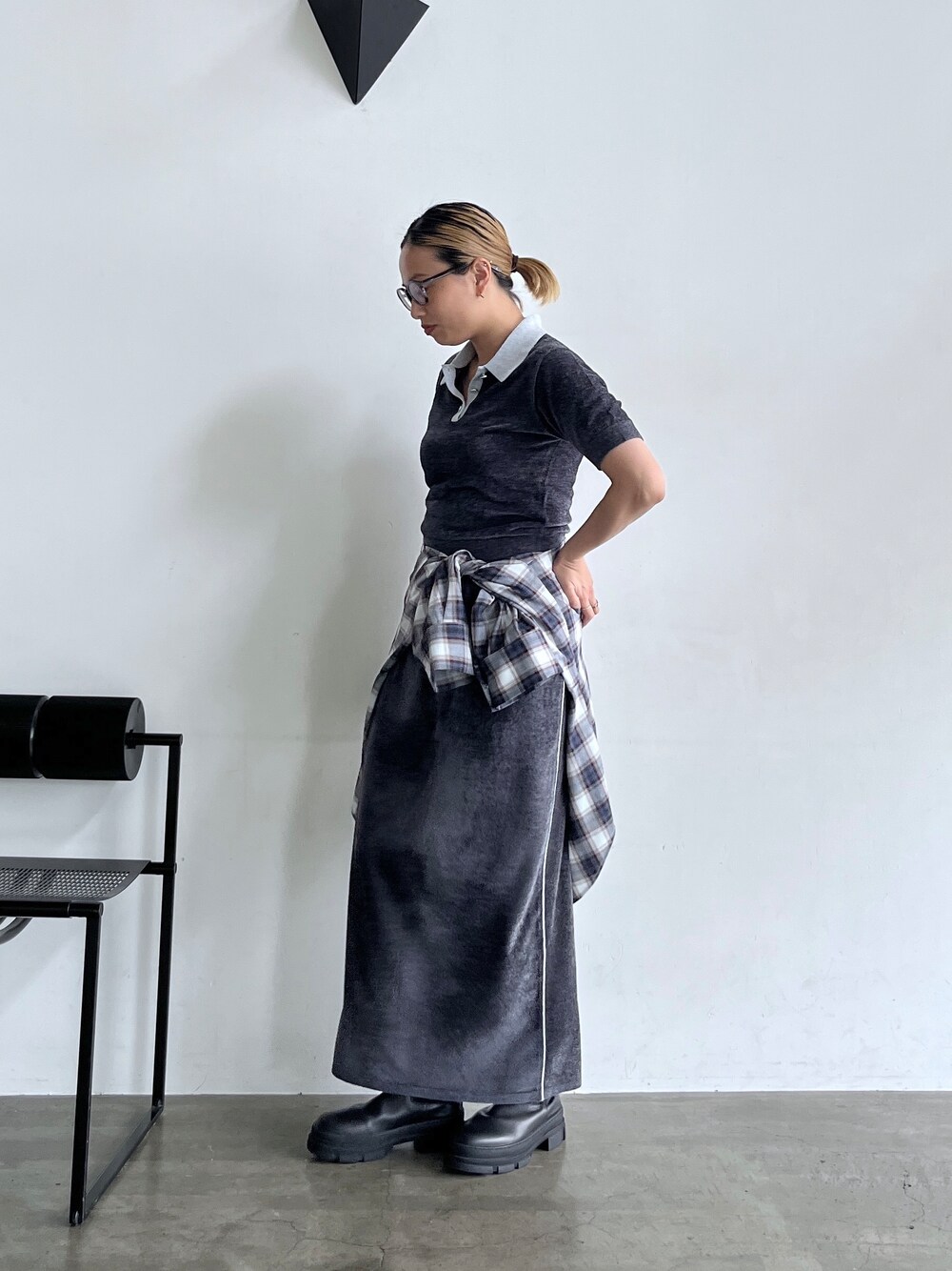 グレー系のニット/セーター、グレー系のスカート、ブルー系のシャツ/ブラウスを着用したレディースの夏コーディネートの5枚目の写真