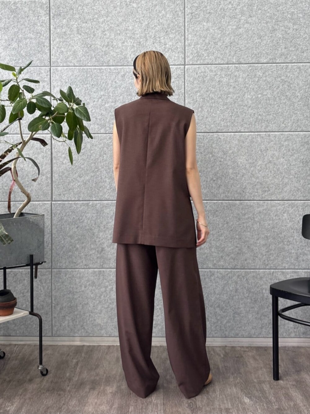 ブラウン系のベスト、ブラウン系のその他パンツを着用したレディースの夏コーディネートの3枚目の写真