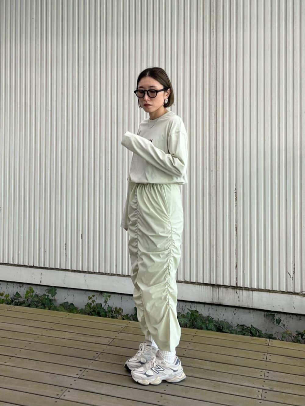 グリーン系のスカート、グリーン系のTシャツ/カットソーを着用したレディースの冬コーディネートの3枚目の写真