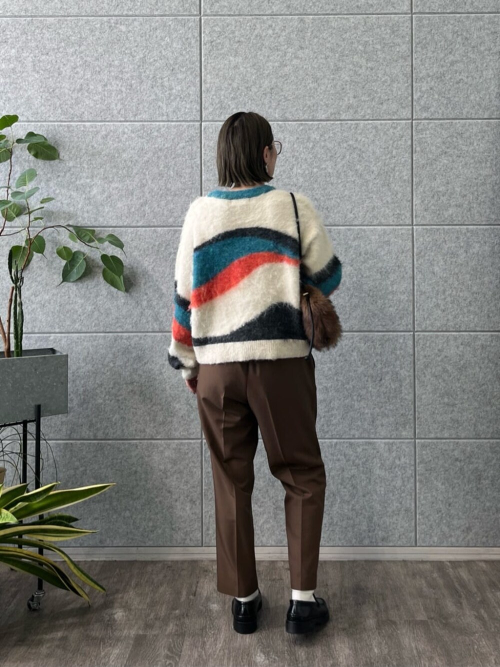 ブラウン系のその他パンツ、ホワイト系のニット/セーターを着用したレディースの冬コーディネートの4枚目の写真