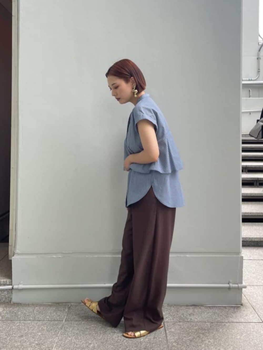 ブルー系のシャツ/ブラウス、ブラウン系のその他パンツを着用したレディースの夏コーディネートの2枚目の写真