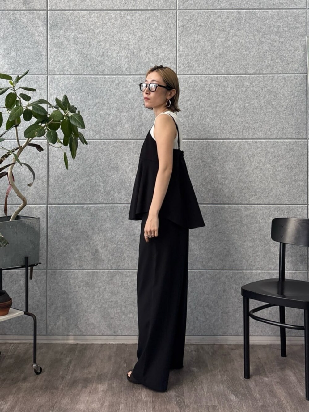 ホワイト系のタンクトップ、ブラック系のタンクトップ、ブラック系のその他パンツを着用したレディースの夏コーディネートの3枚目の写真