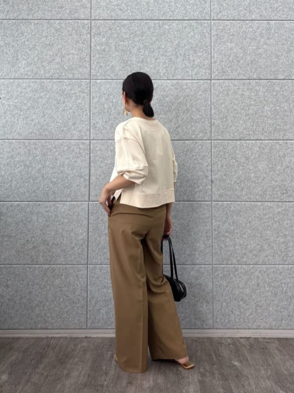 イエロー系のその他パンツ、ホワイト系のTシャツ/カットソーを着用したレディースの夏コーディネートの3枚目の写真