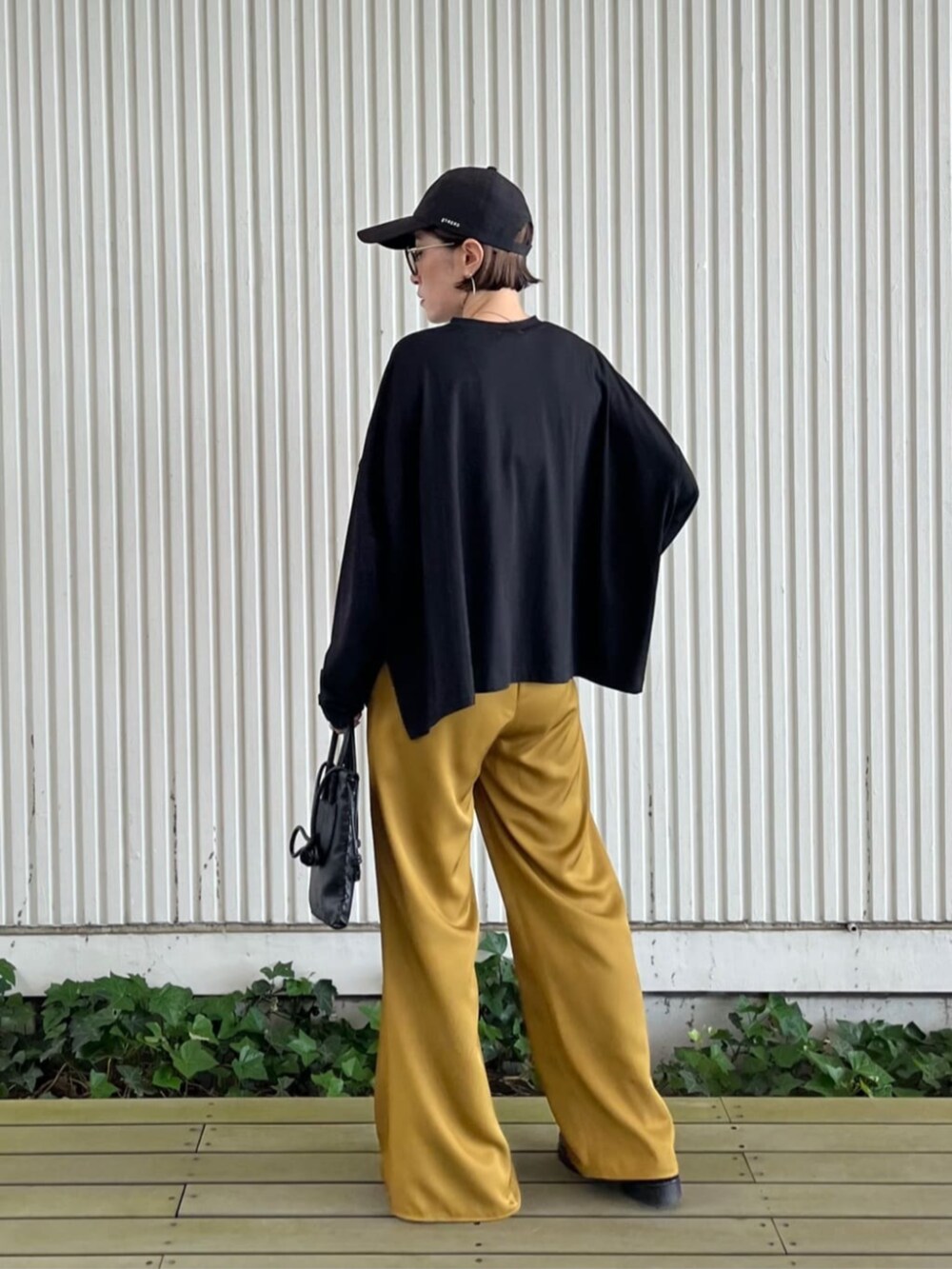 ブラック系のTシャツ/カットソー、グリーン系のその他パンツを着用したレディースの秋コーディネートの2枚目の写真