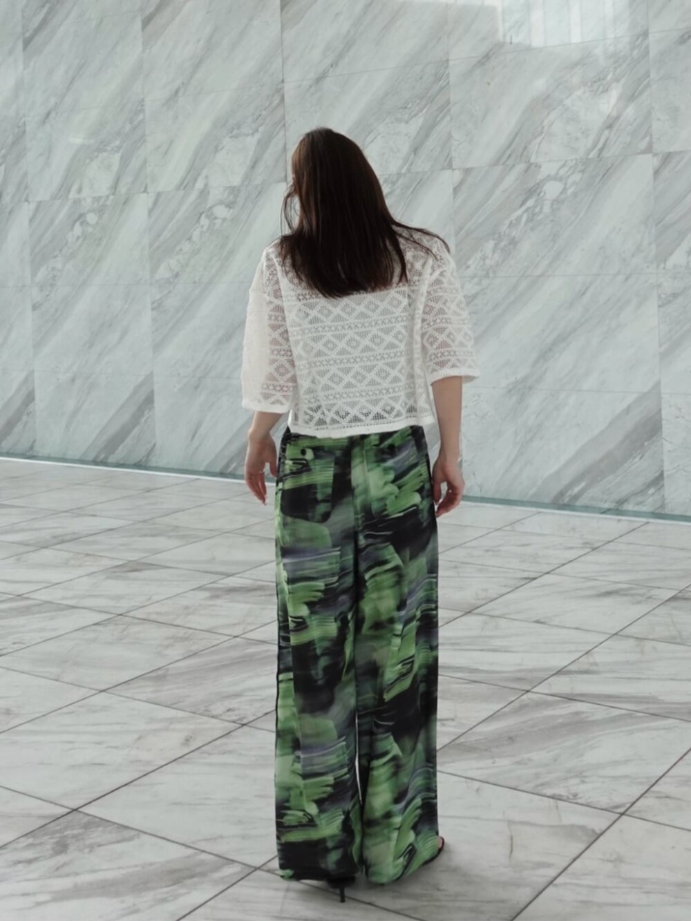 グリーン系のその他パンツ、ホワイト系のシャツ/ブラウスを着用したレディースの春コーディネートの3枚目の写真