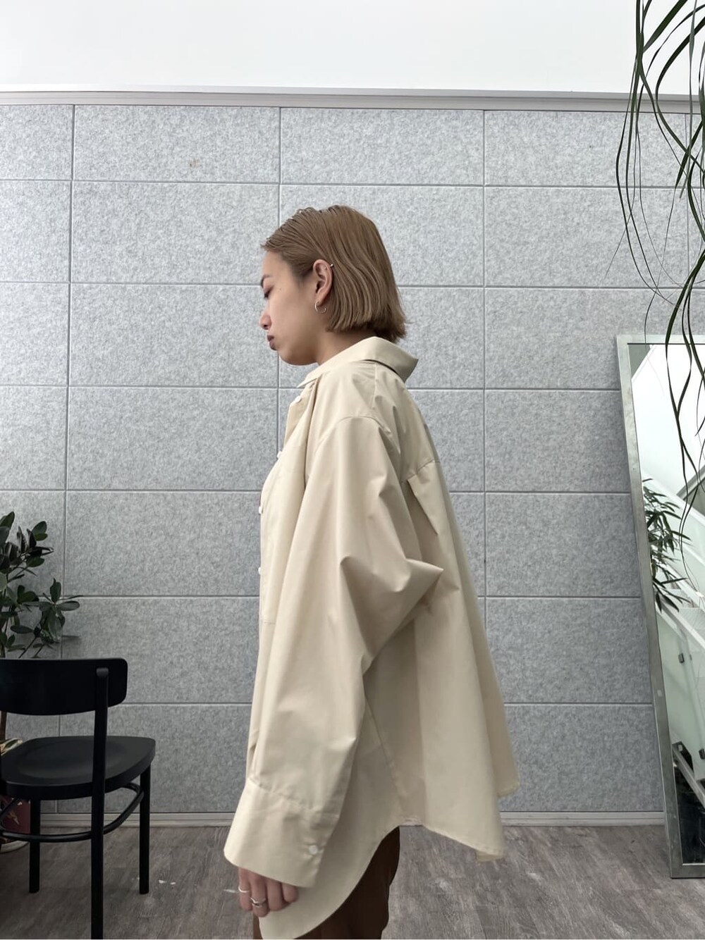 ベージュ系のシャツ/ブラウス、ブラウン系のタンクトップ、ブラウン系のその他パンツを着用したレディースの春コーディネートの6枚目の写真