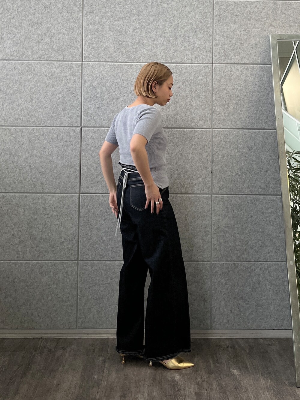 ブルー系のデニムパンツ、ブルー系のニット/セーターを着用したレディースの春コーディネートの3枚目の写真