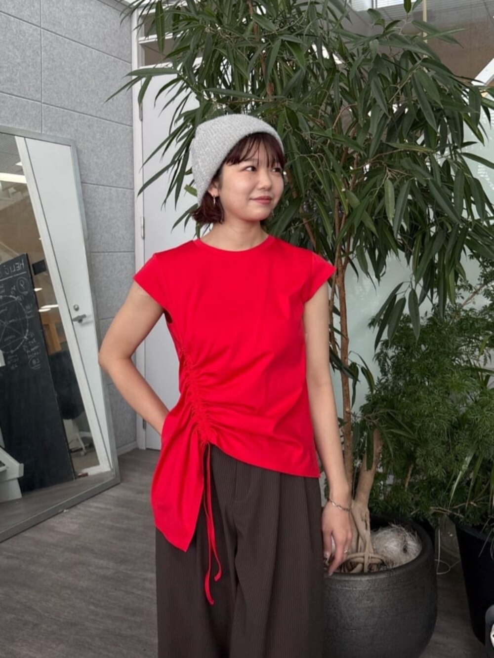 レッド系のTシャツ/カットソー、ブラウン系のその他パンツを着用したレディースの夏コーディネートの4枚目の写真