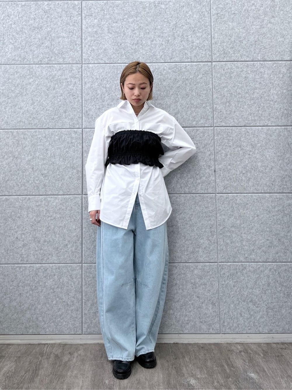 ブラック系のシャツ/ブラウス、ホワイト系のシャツ/ブラウス、ブルー系のデニムパンツを着用したレディースの春コーディネートの9枚目の写真
