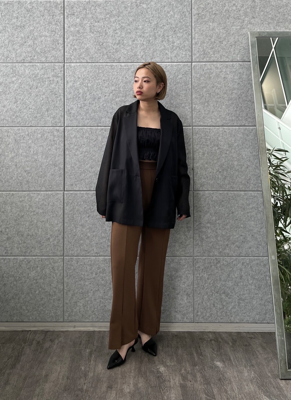 ブラウン系のその他パンツ、ブラック系のシャツ/ブラウス、ブラック系のテーラードジャケットを着用したレディースの春コーディネートの2枚目の写真